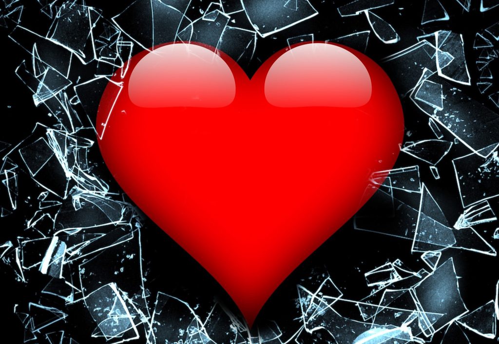 Piirroskuva sydämestä, ympärillä lasinsirpaleita.